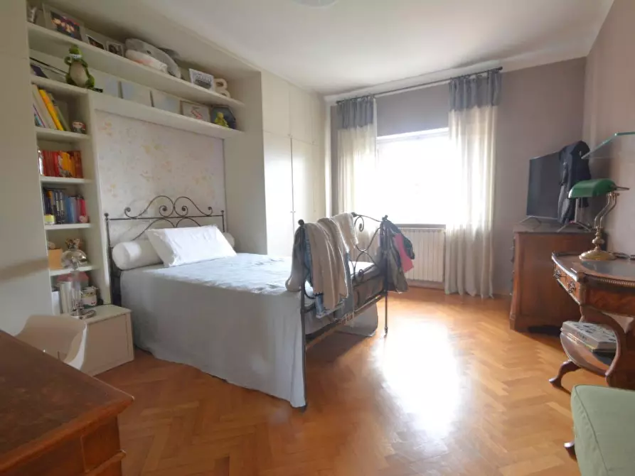 Immagine 12 di Appartamento in vendita  a Lucca