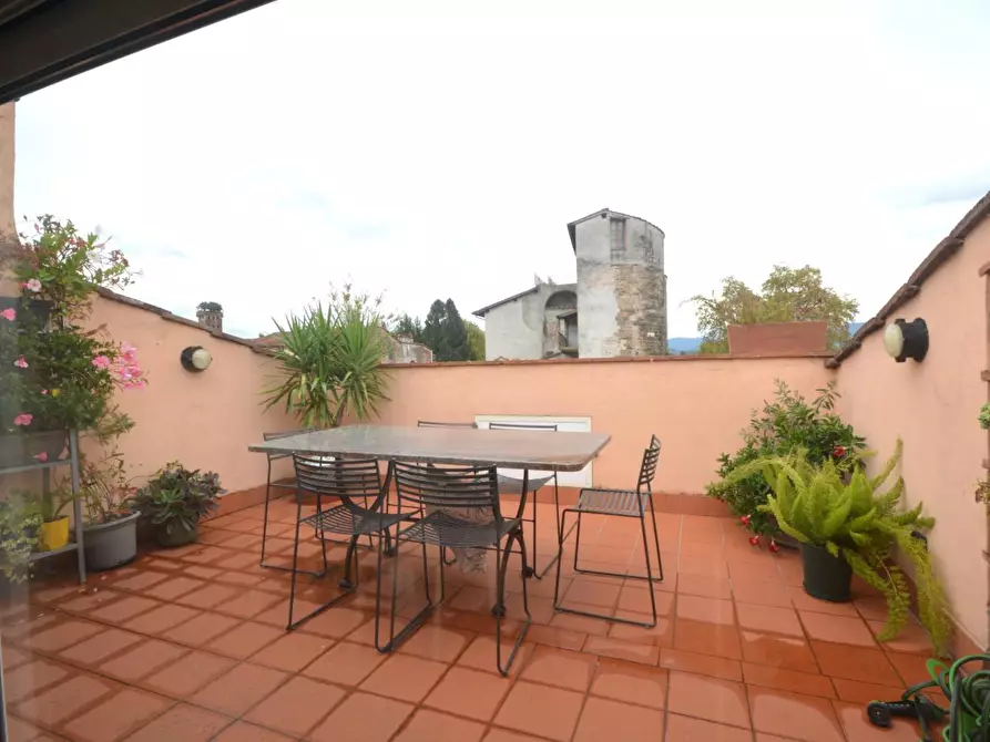 Immagine 5 di Appartamento in vendita  a Lucca