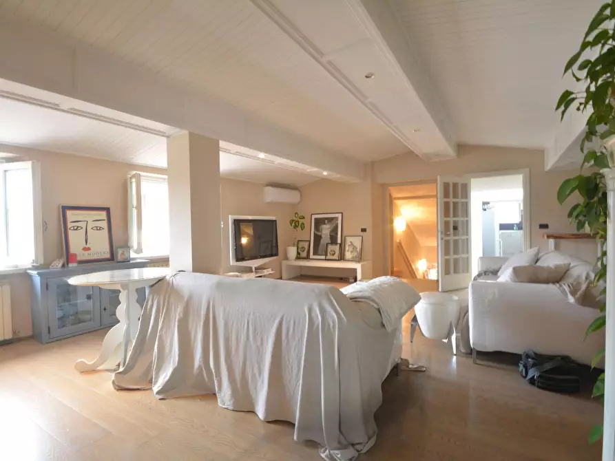 Immagine 2 di Appartamento in vendita  a Lucca