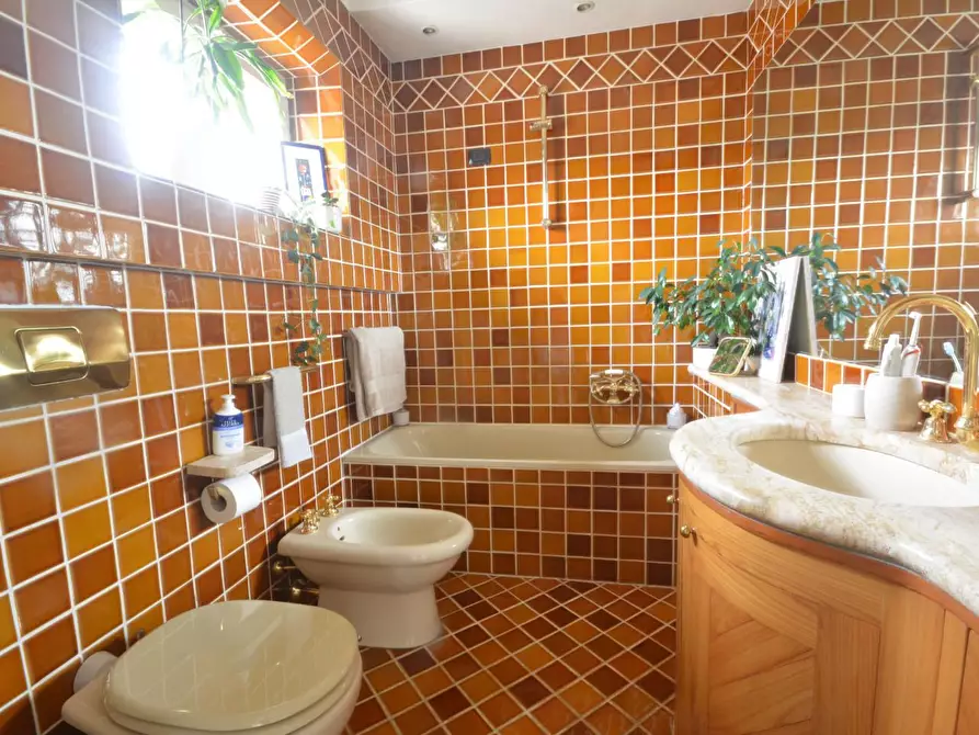 Immagine 14 di Appartamento in vendita  a Lucca