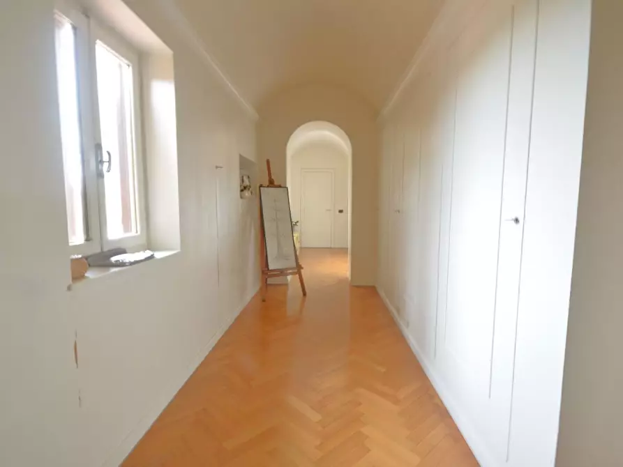 Immagine 21 di Appartamento in vendita  a Lucca