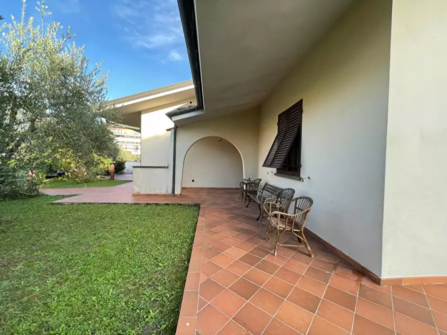 Immagine 25 di Villa in vendita  a Porcari