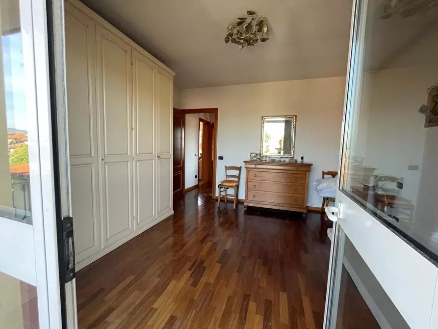 Immagine 17 di Appartamento in vendita  a Lucca