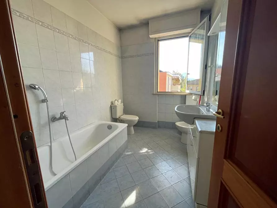 Immagine 13 di Appartamento in vendita  a Lucca