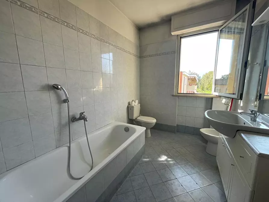 Immagine 14 di Appartamento in vendita  a Lucca