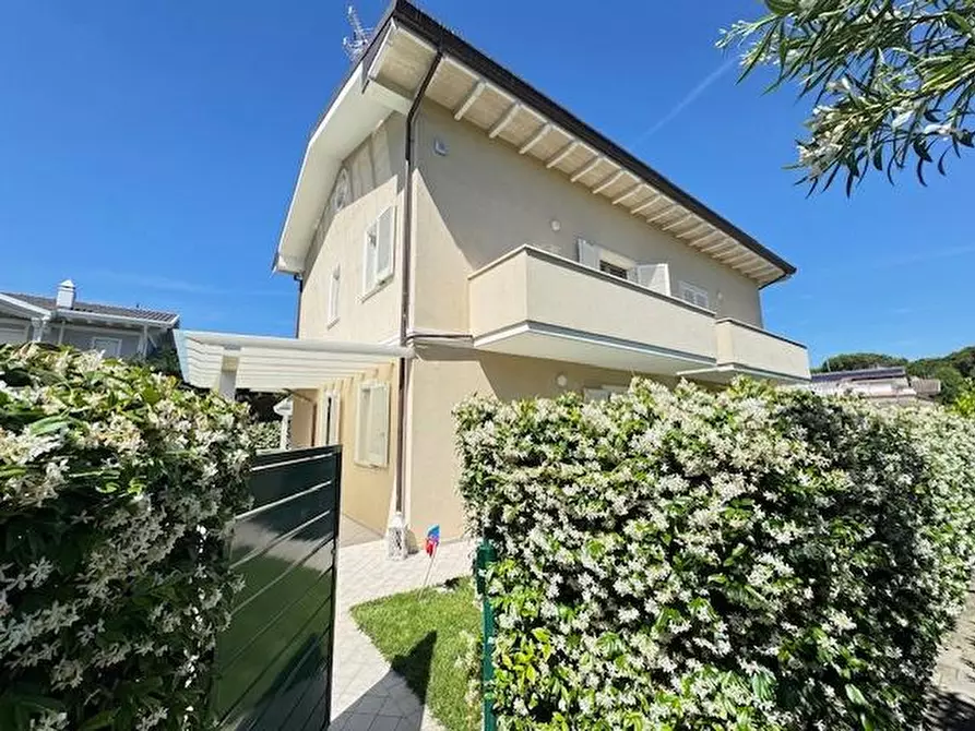 Immagine 1 di Casa bifamiliare in affitto  a Forte Dei Marmi