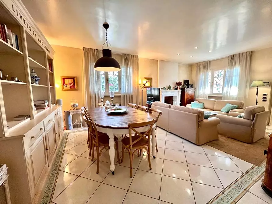 Immagine 4 di Villa in vendita  a Forte Dei Marmi