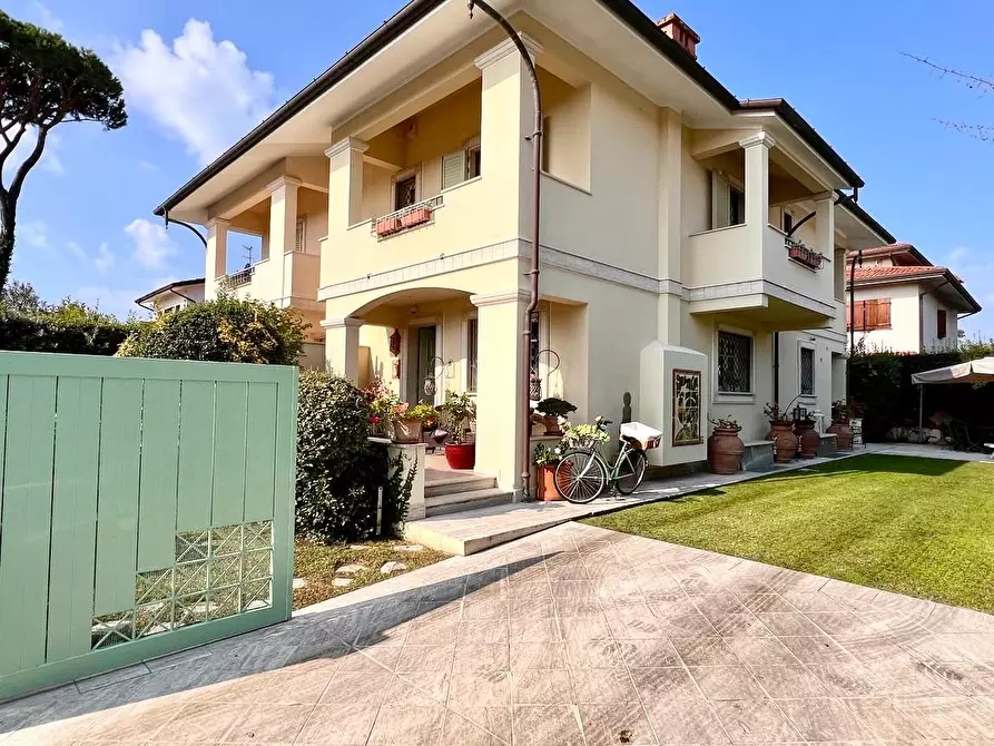 Immagine 1 di Villa in vendita  a Forte Dei Marmi