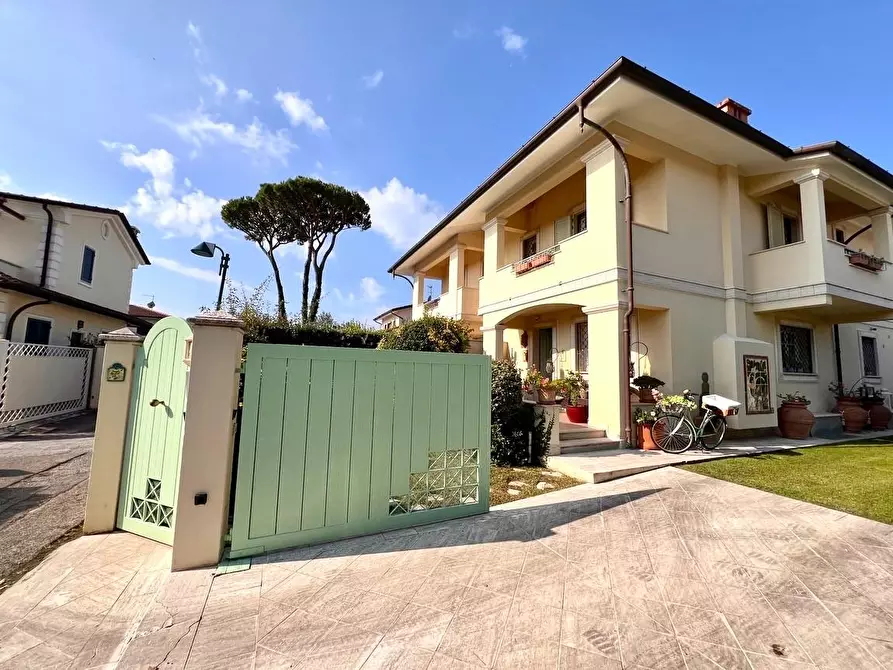 Immagine 29 di Villa in vendita  a Forte Dei Marmi