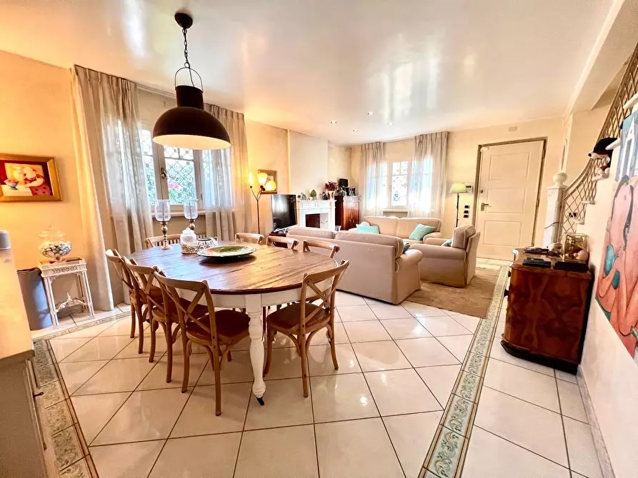 Immagine 3 di Villa in vendita  a Forte Dei Marmi