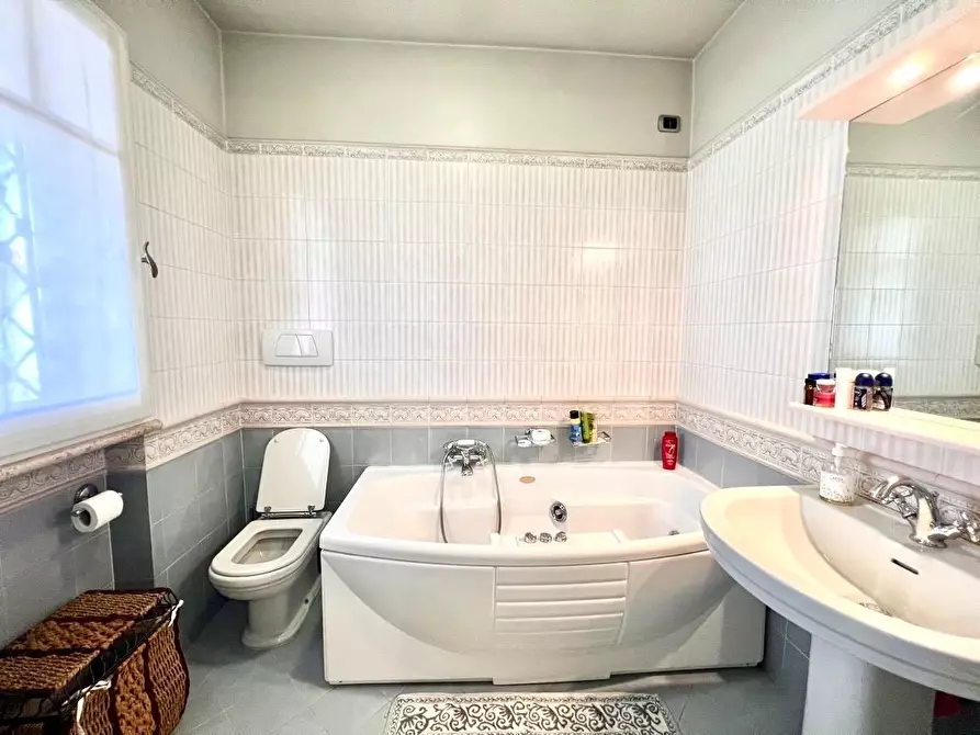 Immagine 13 di Villa in vendita  a Forte Dei Marmi