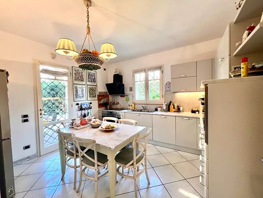 Immagine 5 di Villa in vendita  a Forte Dei Marmi