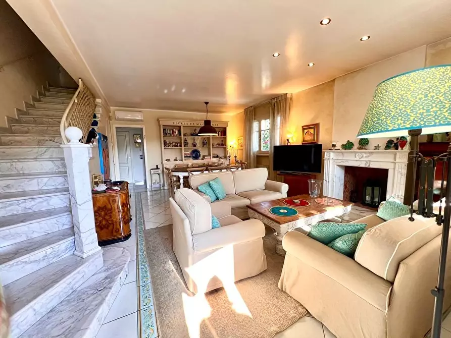 Immagine 2 di Villa in vendita  a Forte Dei Marmi