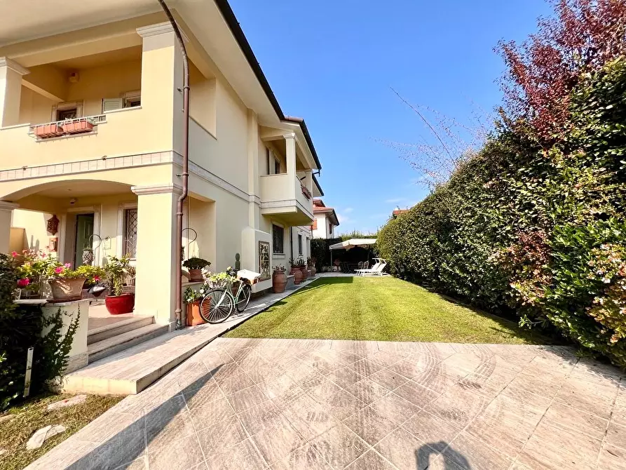Immagine 30 di Villa in vendita  a Forte Dei Marmi