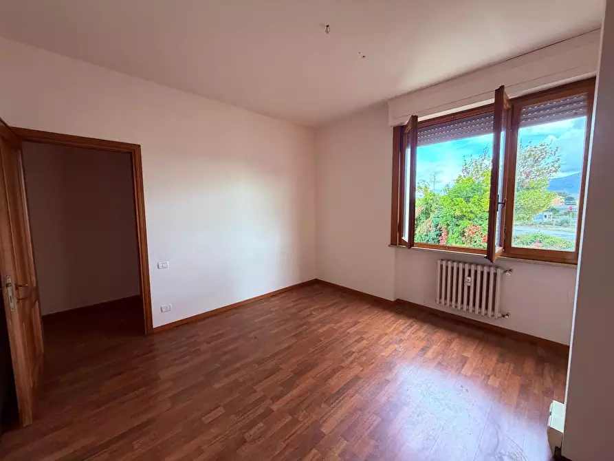 Immagine 12 di Appartamento in vendita  a Lucca