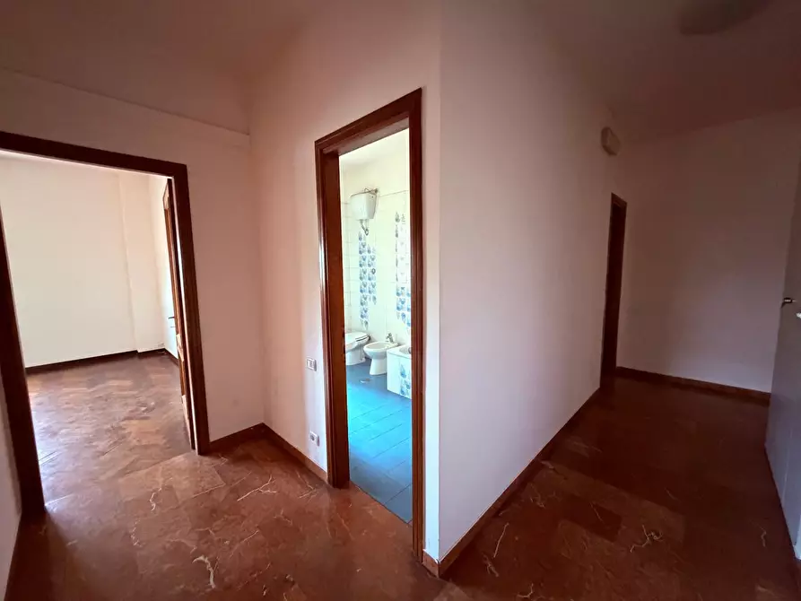 Immagine 28 di Appartamento in vendita  a Lucca