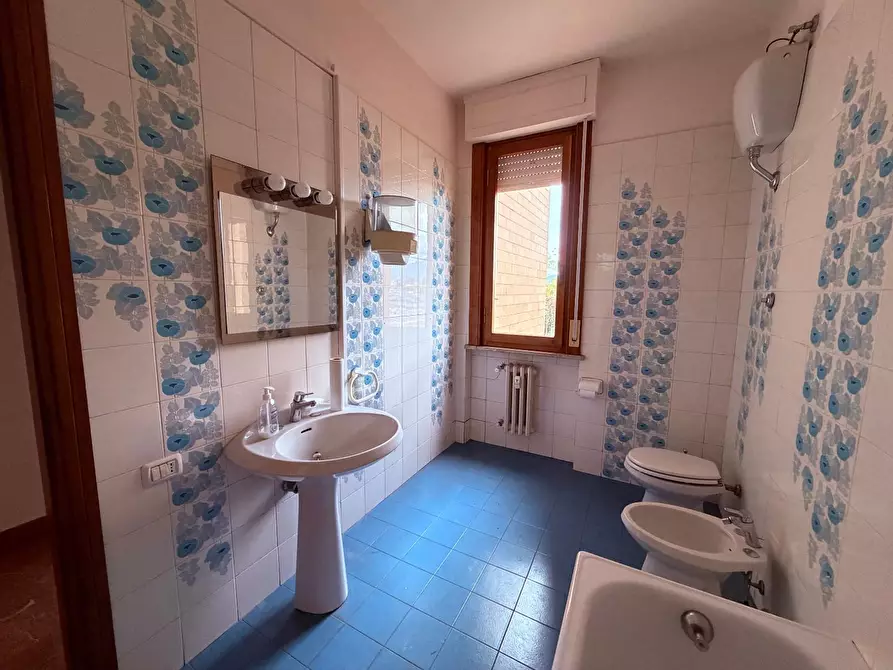 Immagine 30 di Appartamento in vendita  a Lucca