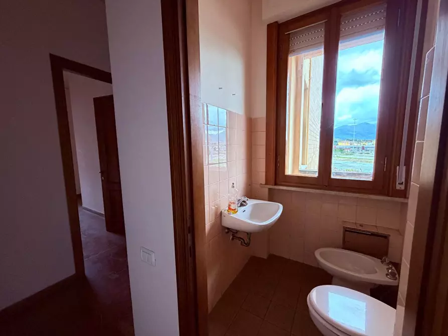 Immagine 35 di Appartamento in vendita  a Lucca