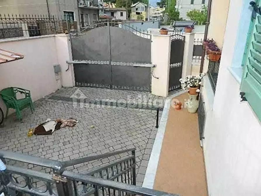 Immagine 1 di Villetta a schiera in vendita  a Carrara