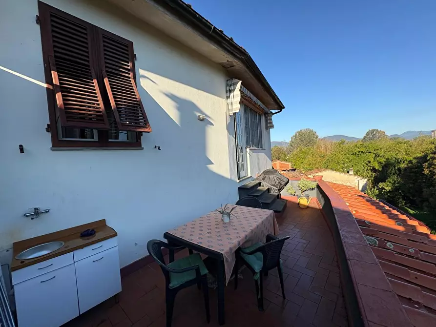 Immagine 7 di Appartamento in vendita  a Lucca