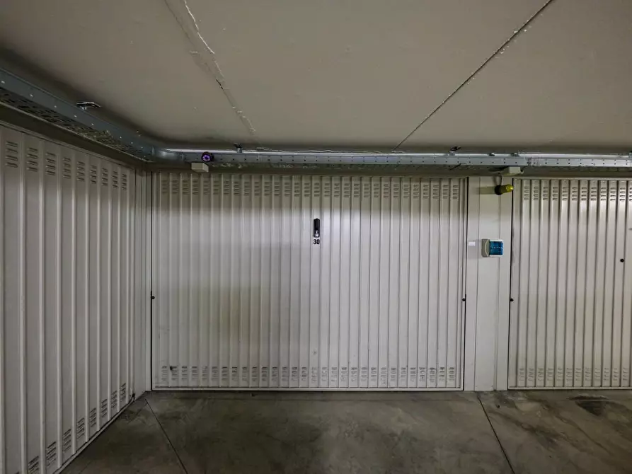 Immagine 2 di Garage in vendita  a Milano