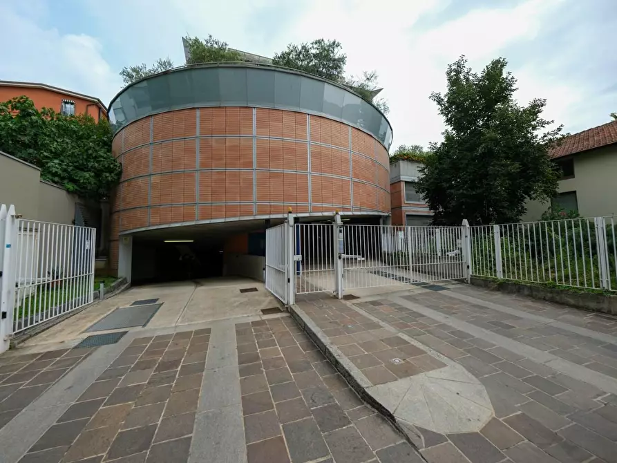 Immagine 1 di Garage in vendita  a Milano