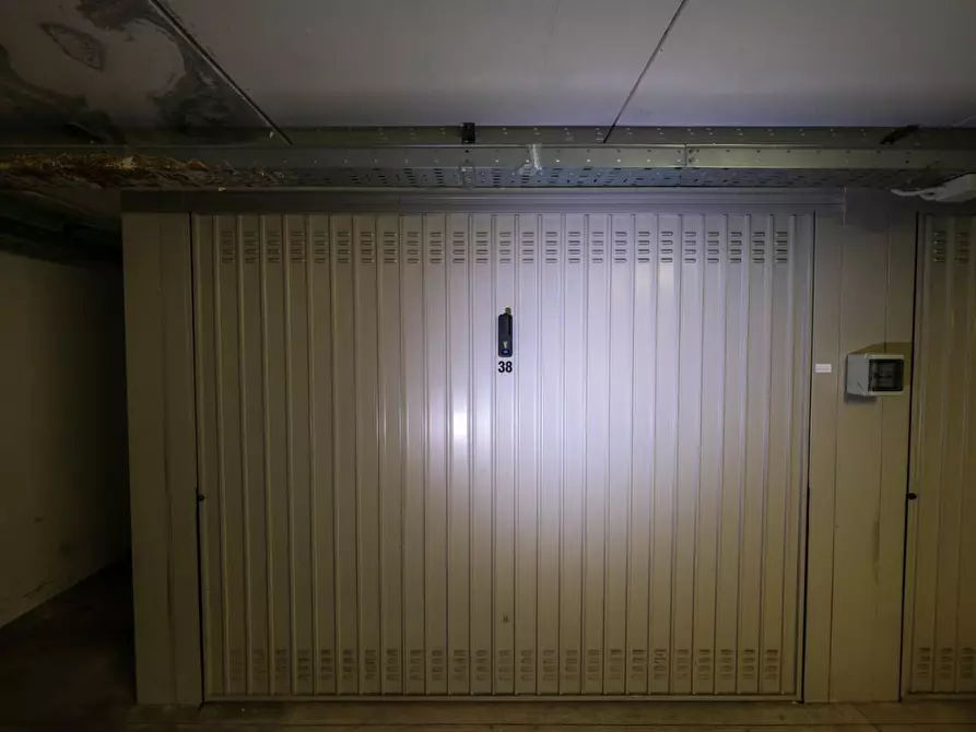 Immagine 2 di Garage in vendita  a Milano