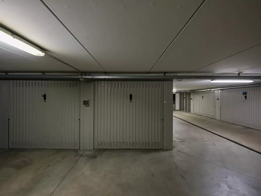 Immagine 2 di Garage in vendita  a Milano