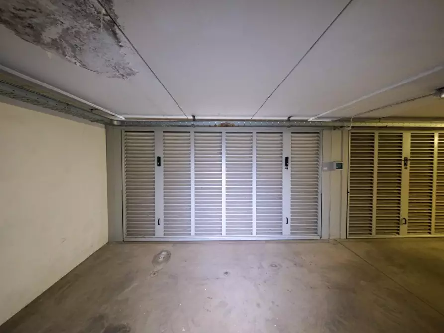 Immagine 2 di Garage in vendita  a Milano