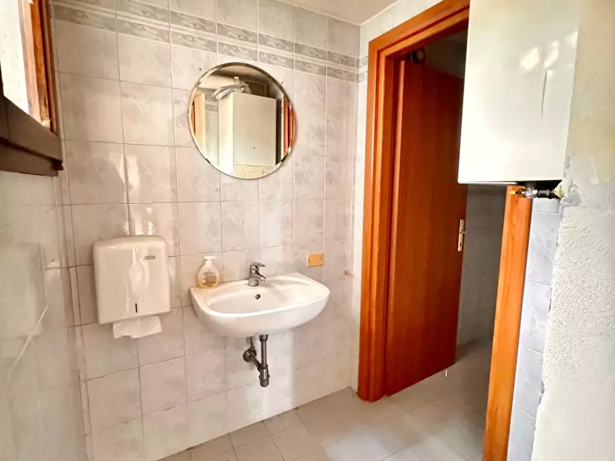 Immagine 8 di Ufficio in affitto  a Ponsacco