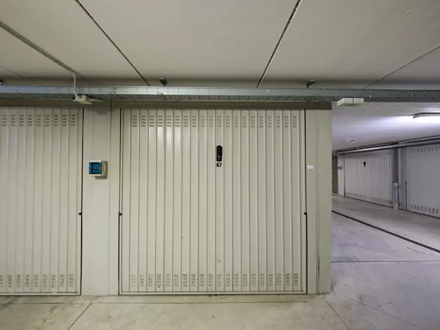 Immagine 4 di Garage in vendita  a Milano