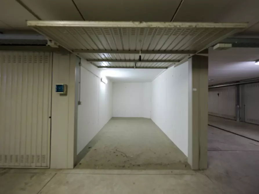 Immagine 5 di Garage in vendita  a Milano
