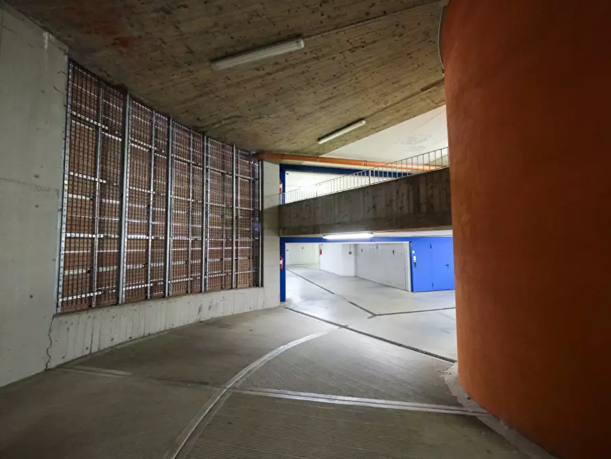 Immagine 6 di Garage in vendita  a Milano