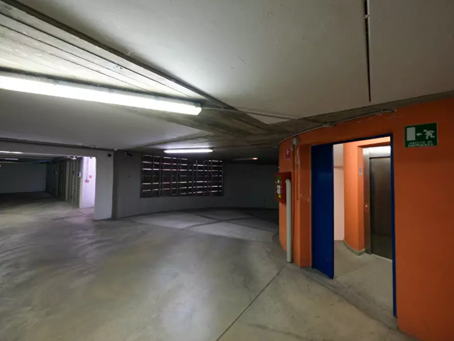 Immagine 1 di Garage in vendita  a Milano