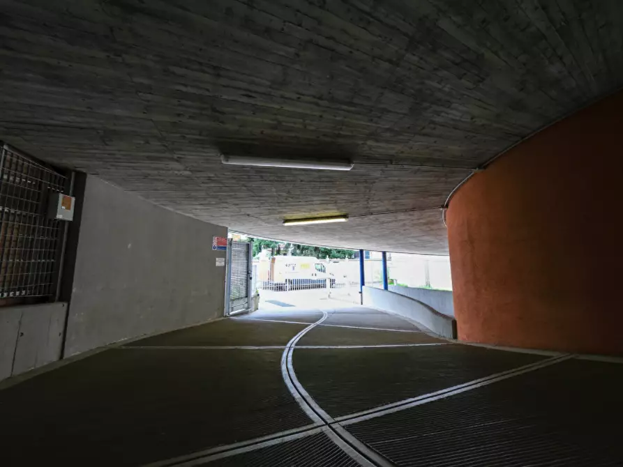 Immagine 2 di Garage in vendita  a Milano