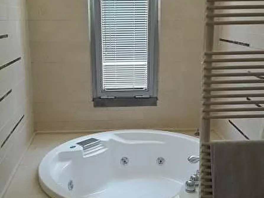 Immagine 10 di Casa indipendente in vendita  a Carrara