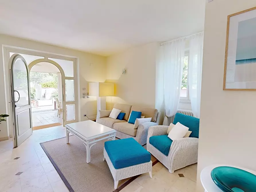 Immagine 2 di Villa in vendita  a Forte Dei Marmi
