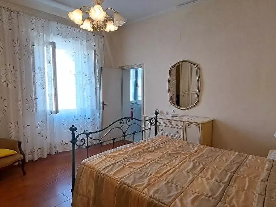 Immagine 15 di Palazzo in vendita  a Cascina