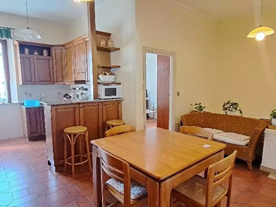 Immagine 1 di Palazzo in vendita  a Cascina