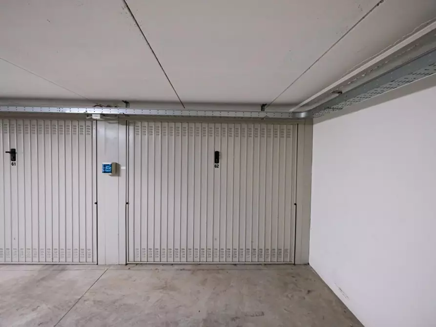 Immagine 2 di Garage in vendita  a Milano