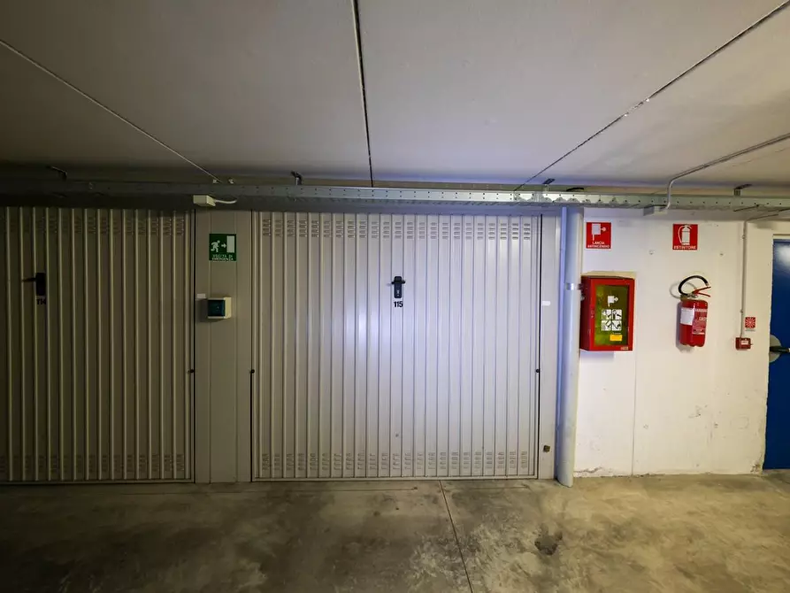 Immagine 2 di Garage in vendita  a Milano