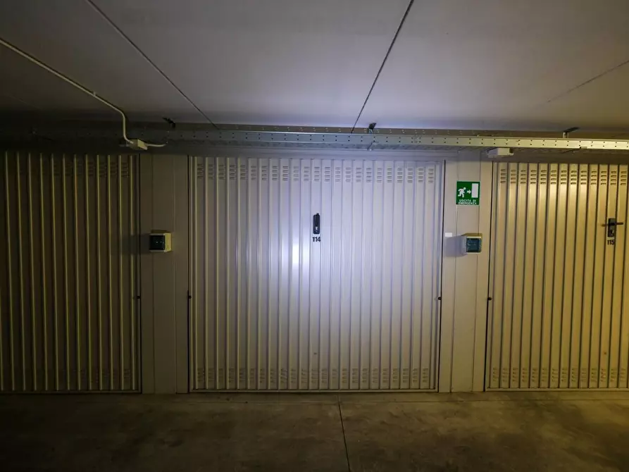 Immagine 2 di Garage in vendita  a Milano