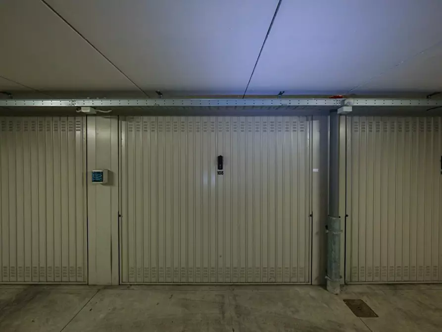 Immagine 2 di Garage in vendita  a Milano