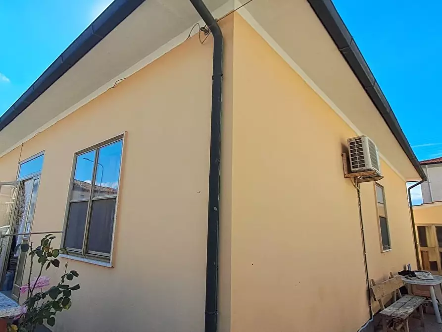 Immagine 1 di Villa in vendita  a Cecina