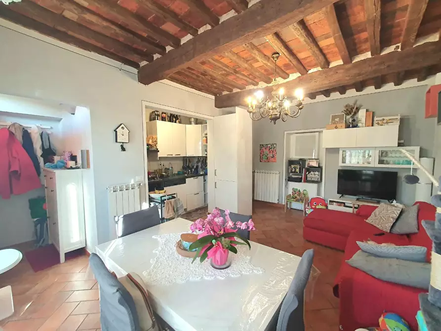 Immagine 2 di Appartamento in vendita  a Lucca