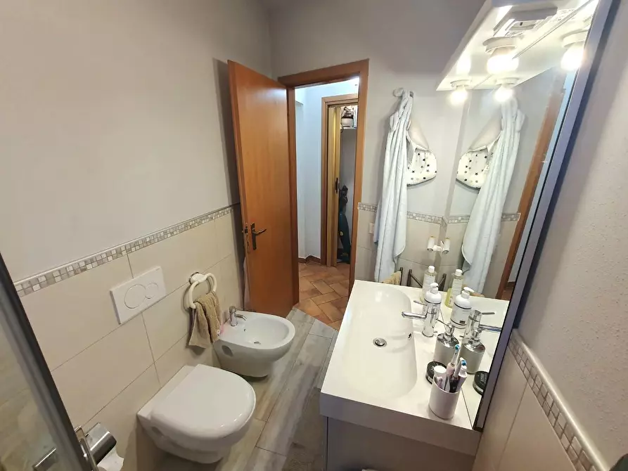 Immagine 17 di Appartamento in vendita  a Lucca