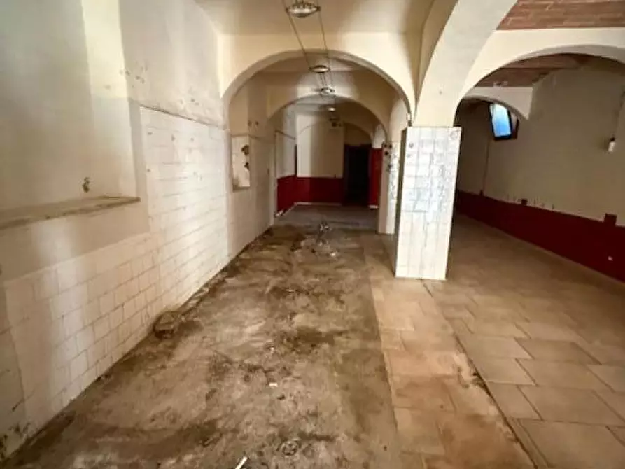 Immagine 3 di Locale commerciale in vendita  a Siena