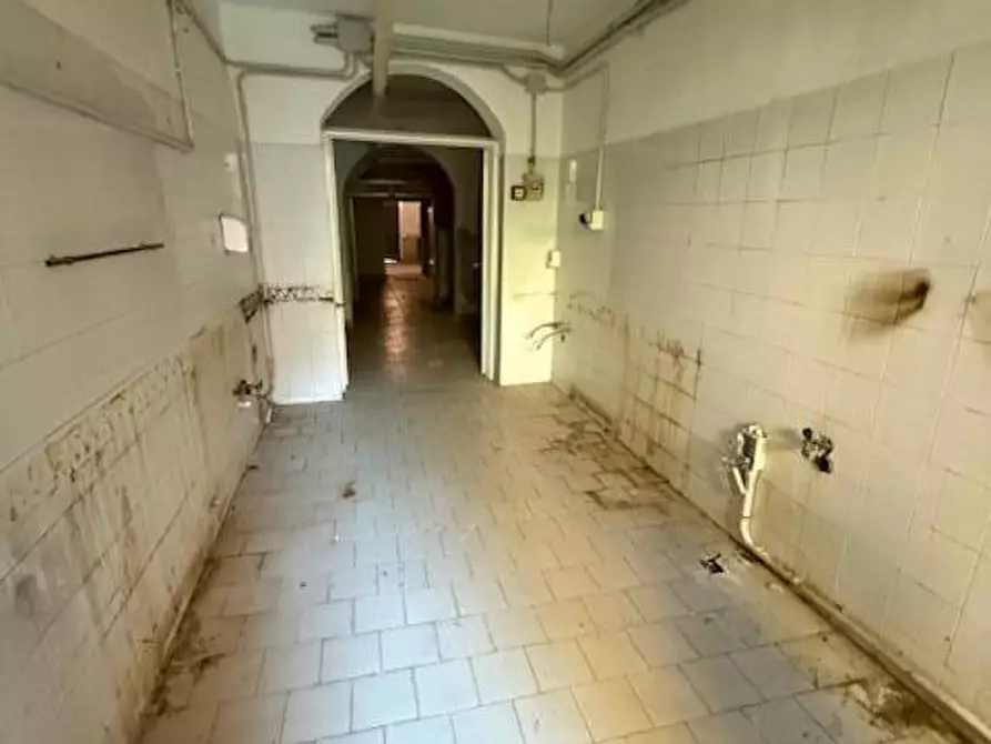 Immagine 7 di Locale commerciale in vendita  a Siena