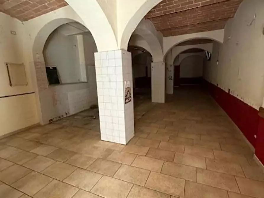 Immagine 1 di Locale commerciale in vendita  a Siena