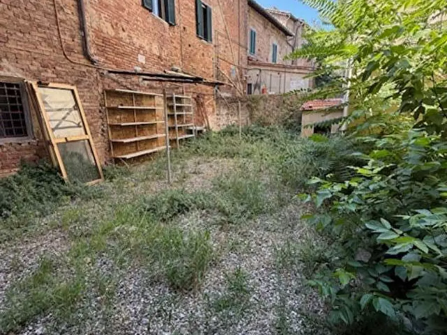 Immagine 8 di Locale commerciale in vendita  a Siena